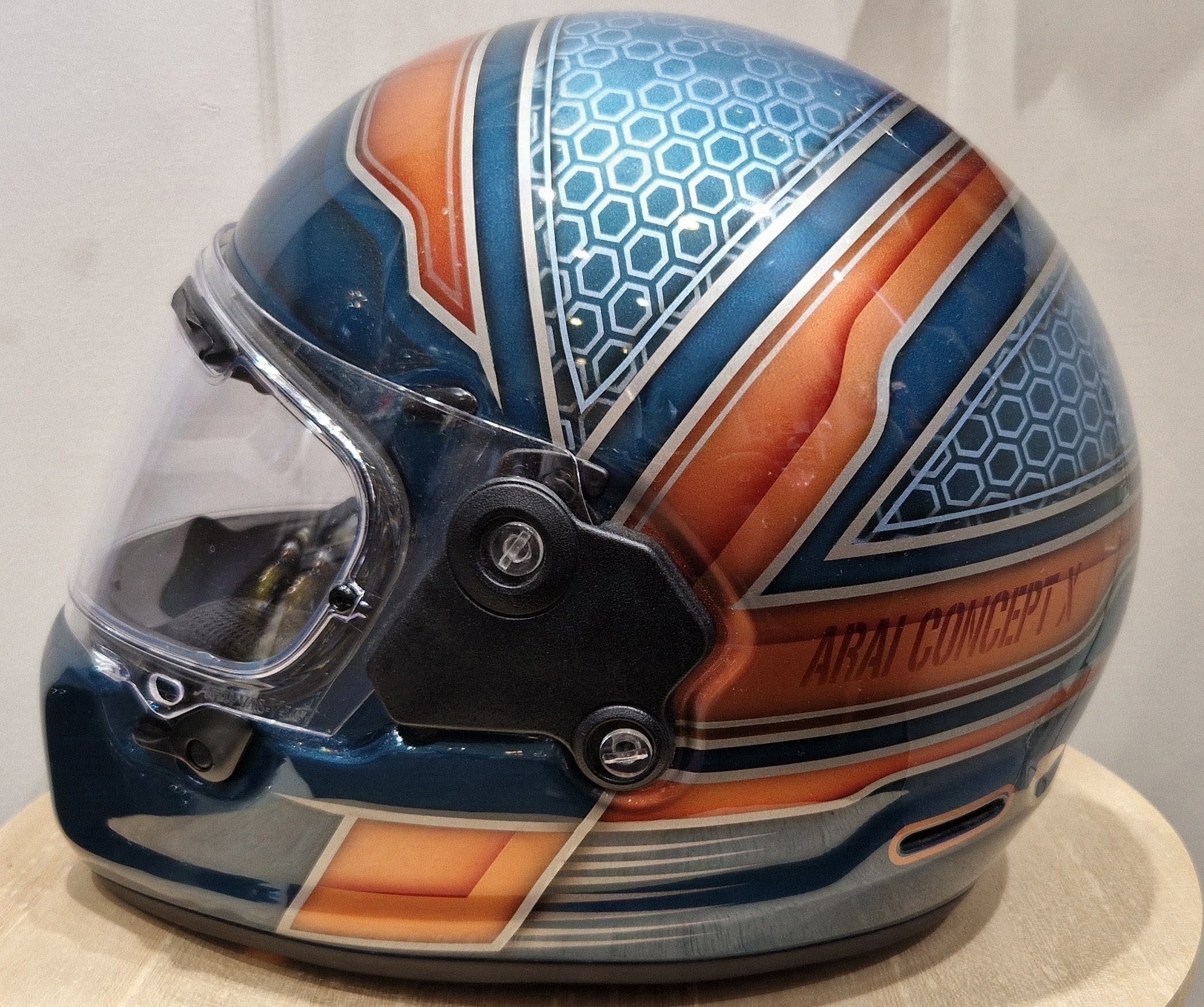 asque-ARAI-CONCEPT-X-Custom-peinture-unique-bleu-bronze-casque-integral-moto-neo-retro-elmo-paris