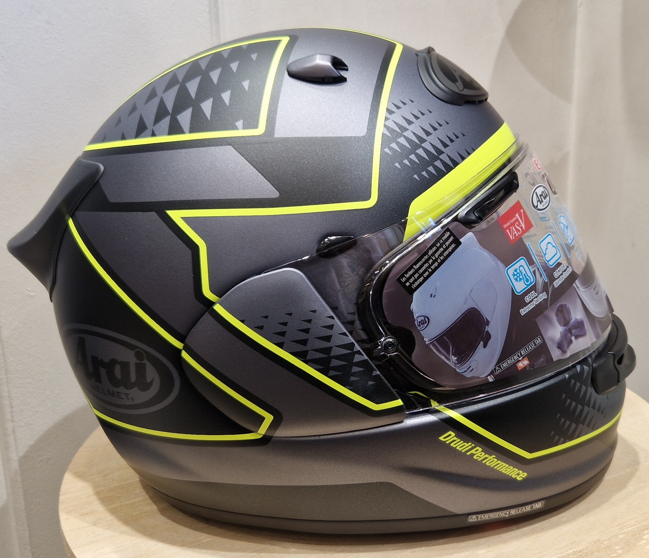 Casque-ARAI-QUANTIC-GIU-yellow-casque-integral-moto-jaune-route-elmo-paris