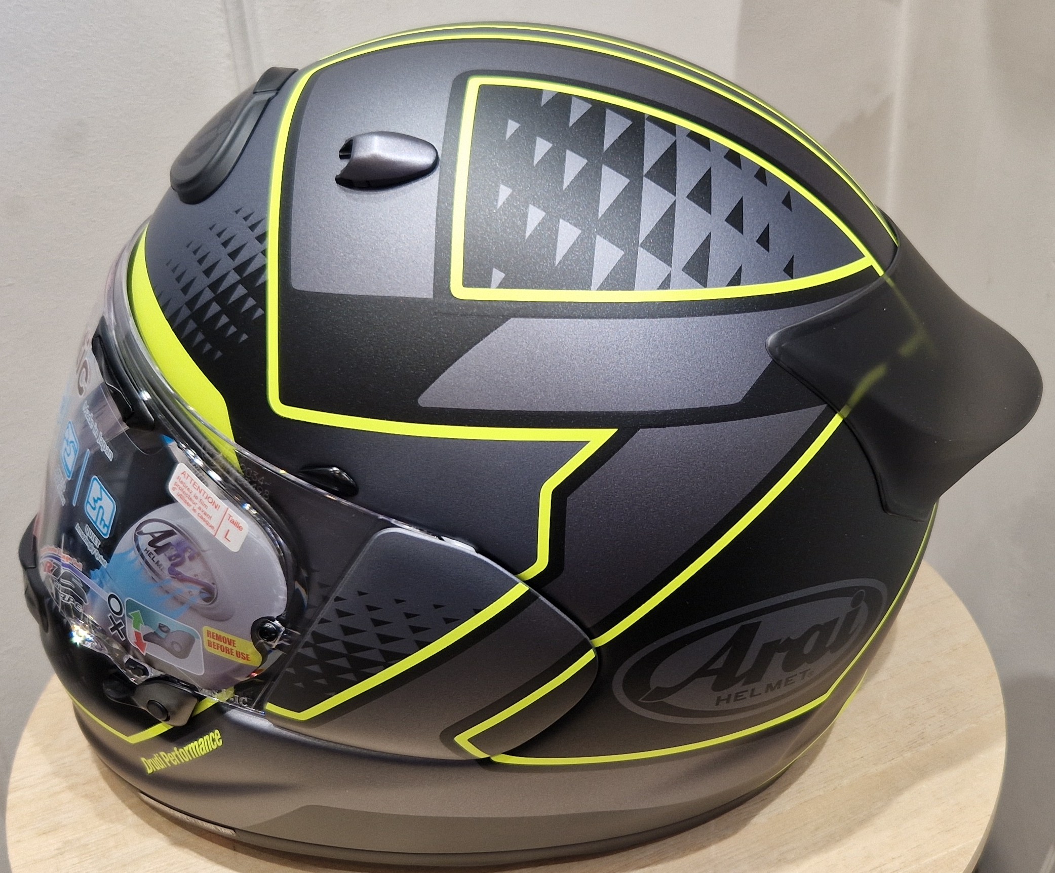 Casque-ARAI-QUANTIC-GIU-yellow-casque-integral-moto-jaune-route-elmo-paris