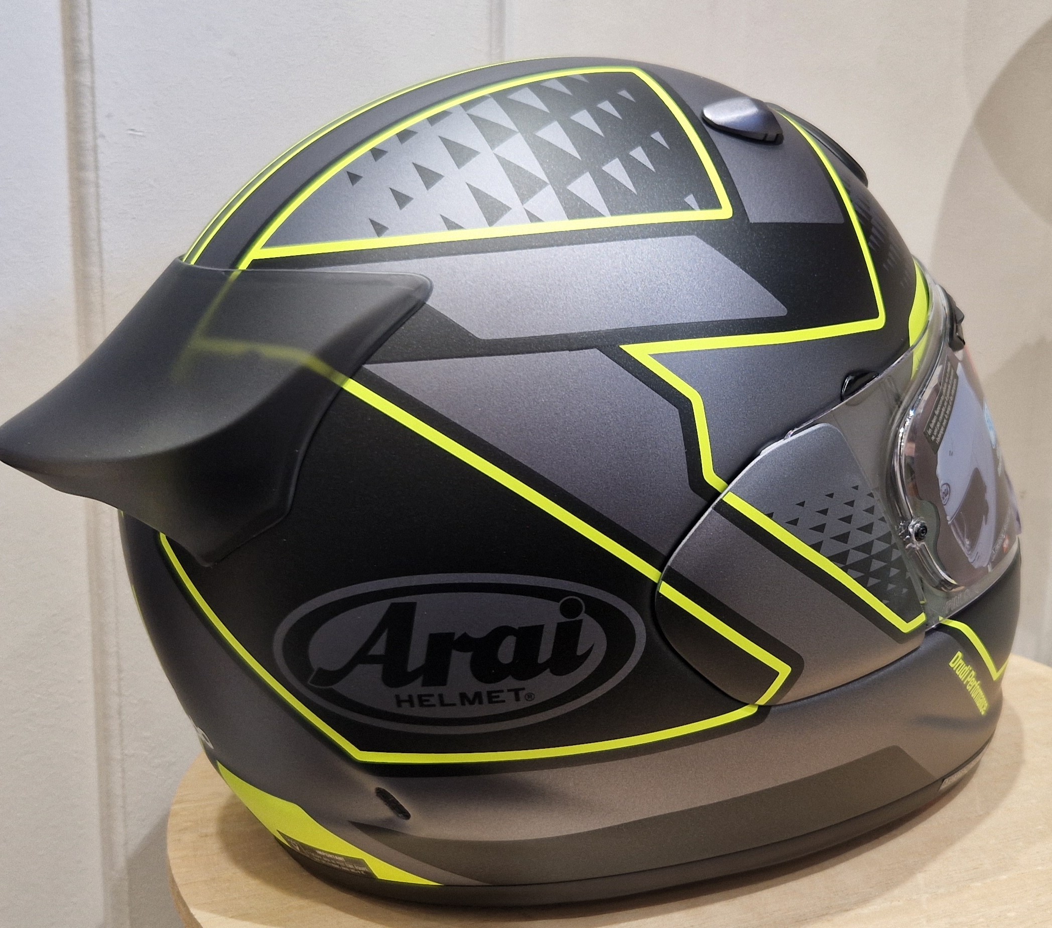 Casque-ARAI-QUANTIC-GIU-yellow-casque-integral-moto-jaune-route-elmo-paris